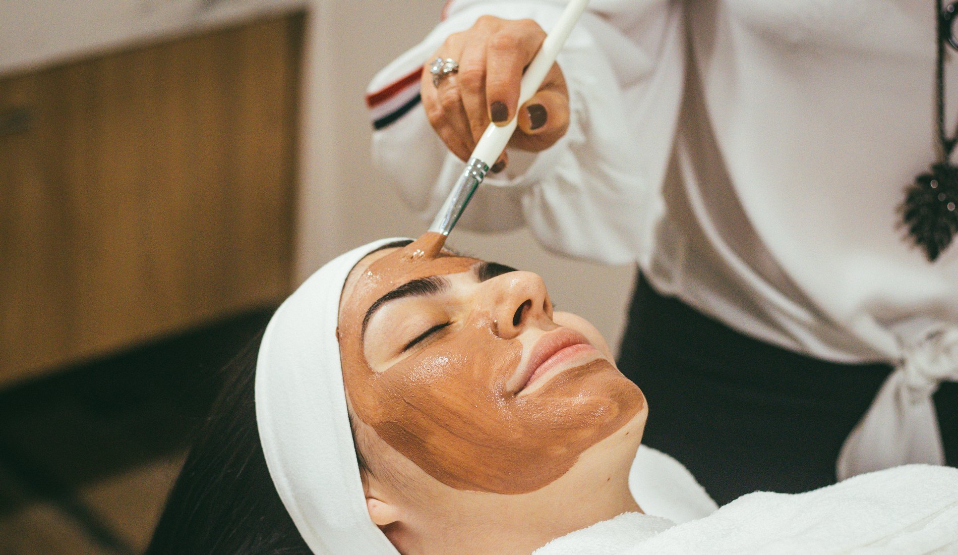 Gezichtsbehandeling waarbij een masker wordt aangebracht