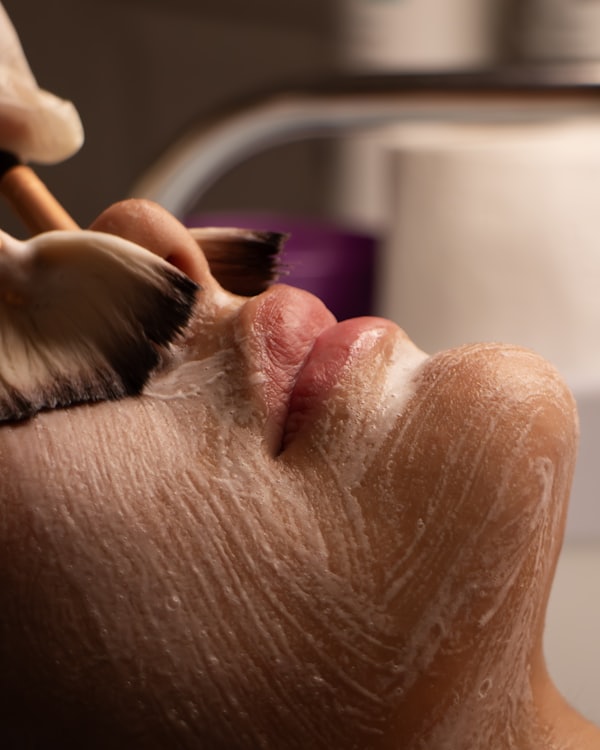 Gezichtsbehandeling met een masker